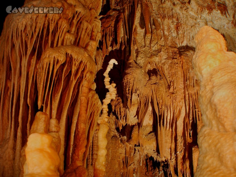 Nikkilauda Höhle: Zentrales, strahlend weisses Teil im Zentrum der Halle.