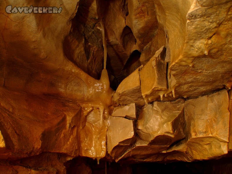 Nikotinhöhle: Man hat den Eindruck, das ganze Loch wird nur durch die Versinterungen zusammengehalten.