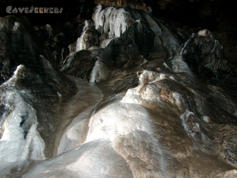 Osterhöhle: Schneeweiss.