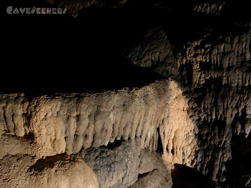 Osterhöhle: Trockengefallenes Sinterbecken.