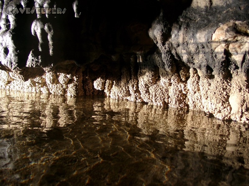 Osterhöhle: Der Strand des Sees.