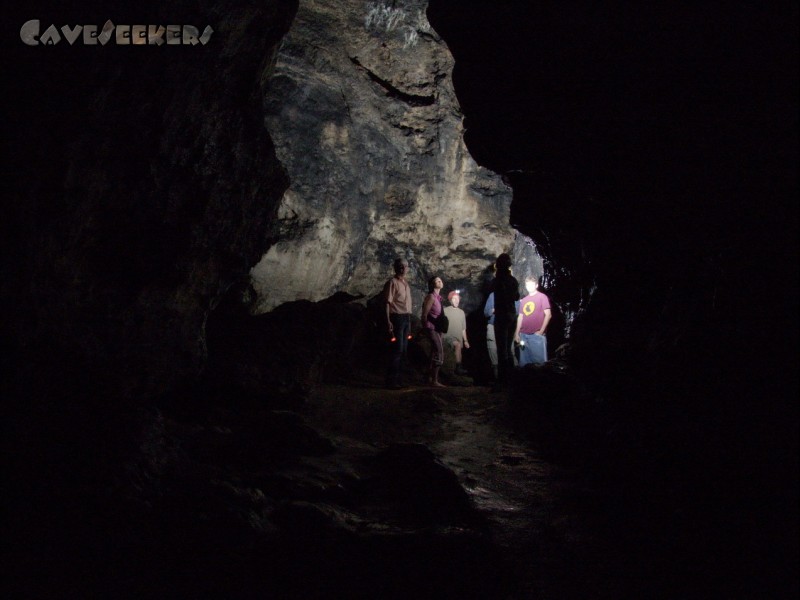 Osterhöhle: Schmidt lauscht gebannt den Worten des Führers.