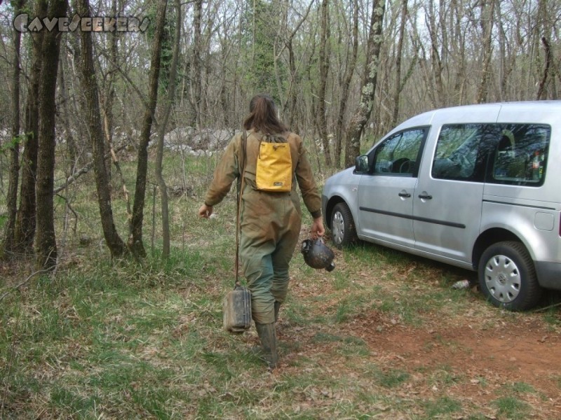 Paredu na Gropajsk: Blutjung mit Handtaschenrucksack: Herr Wipplinger im figurbetonenden Kingston Schlaz. Forsch dem Hohlraum entgegenstrebend. Unaufhaltbar.