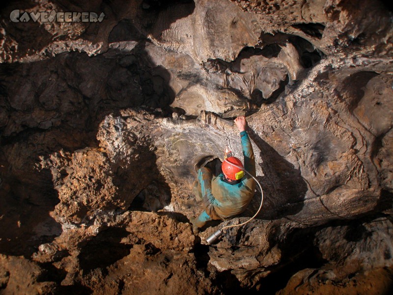 Petershöhle: Der CaveSeeker trotzt der Schwerkraft wo immer er kann.
