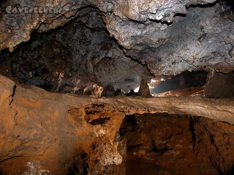 Petershöhle: Erläuterung: Was hier zu erkennen ist, ist eine gigantische Sinterplatte, auf der umhergekrochen werden kann - auch wenn sie nur ca. 10 cm dick ist. Die Platte zieht in einem flachen Winkel nach oben. Oben finden sich dann weitere solcher Platten. Krass.