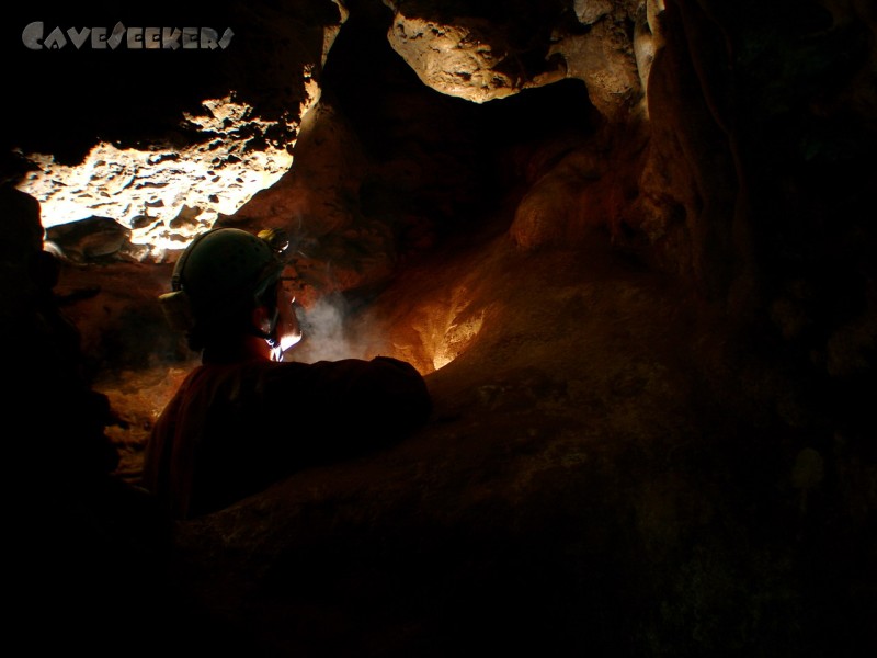Petershöhle: Loch in der Sinterplatte - mit Härtl.