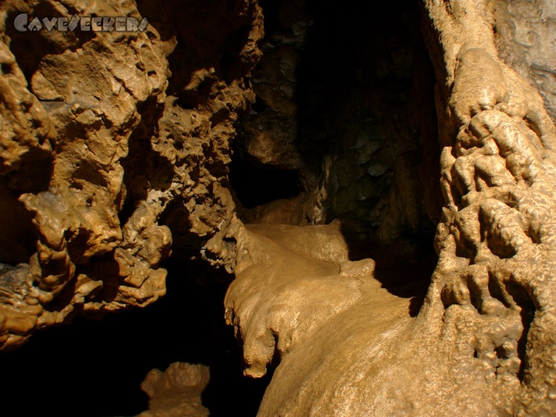 Petershöhle: Der Weg nach oben. Zur nächsten Sinterplatte.