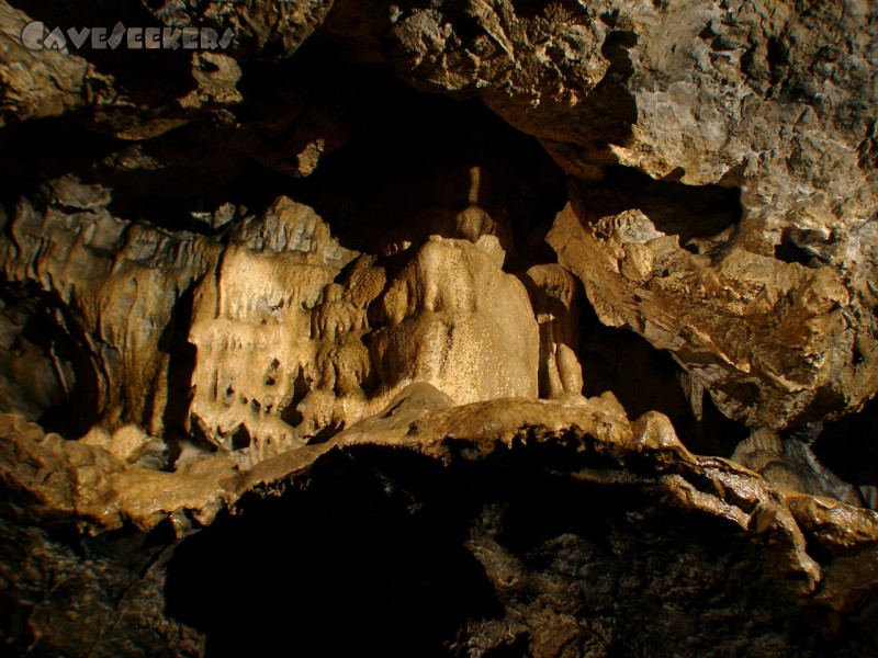 Petershöhle: Im Vordergrund streckt uns die Höhle eine Zunge entgegen, während im Hintergrund stolze Tropfsteine ihrem Zerfall entgegensehen.