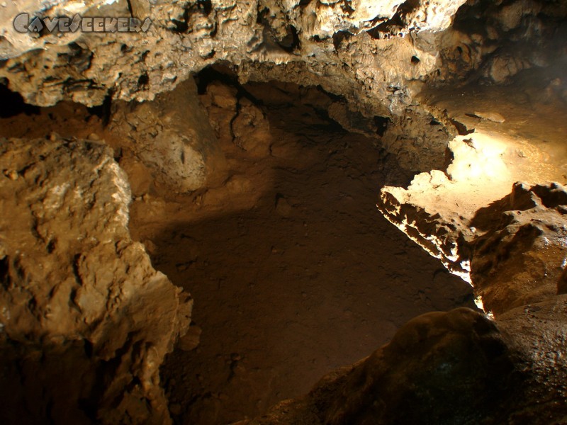 Petershöhle: Die 'Zunge' von oben. Überall Sinterplatten.