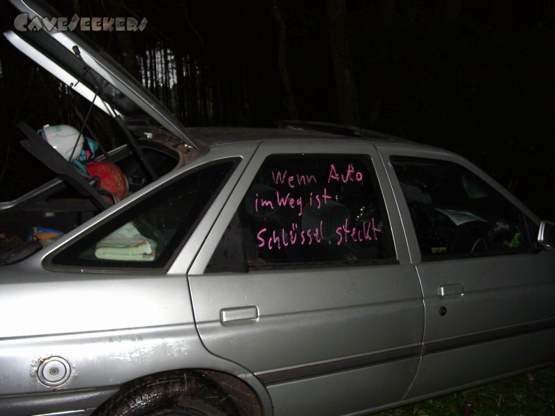 Pumperhöhle: Wenn Auto im Weg ist - Schlüssel steckt. So freundlich dürfte wohl kaum ein böser Mensch sein...