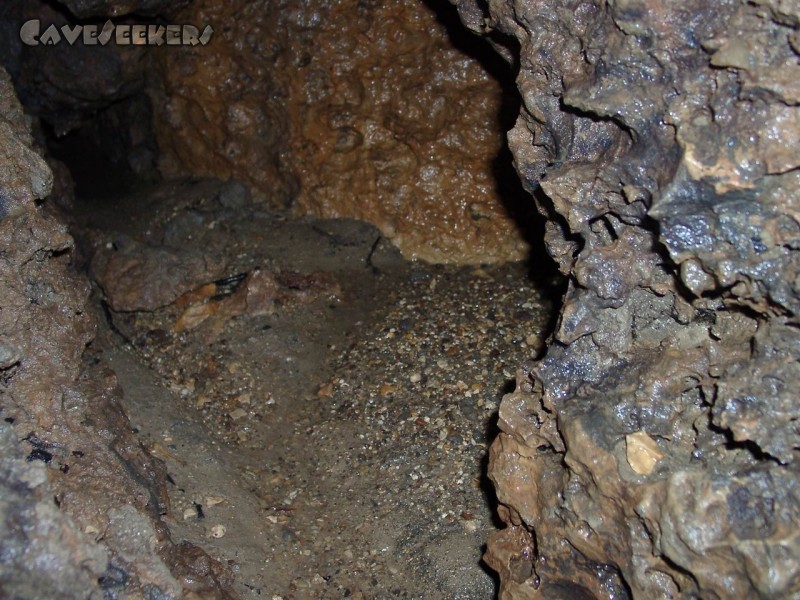Pumperhöhle: Klares Wasser auch weit im Inneren der Höhle.