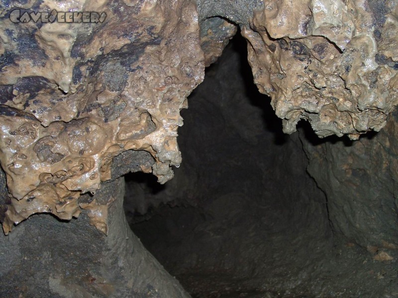Pumperhöhle: Der Eingang zum wasserführenden Spalt.
