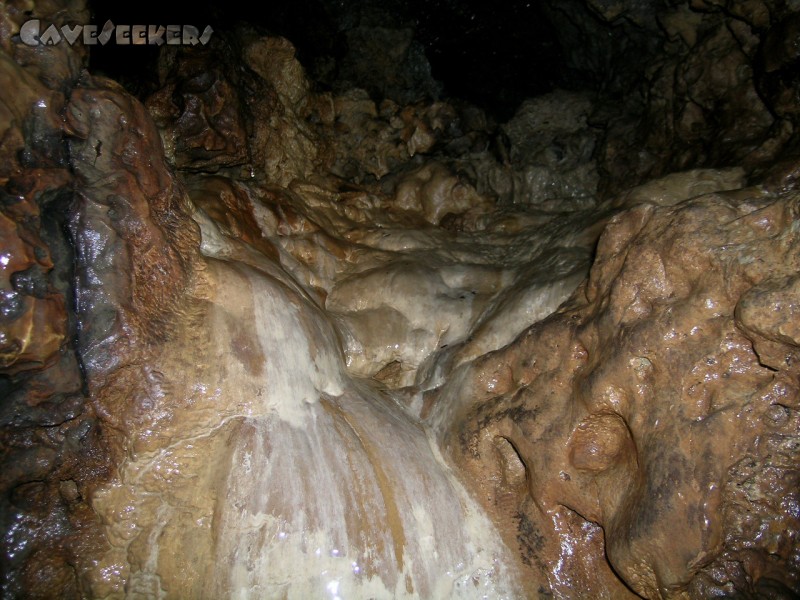 Pumperhöhle: Aktiver Sinter.