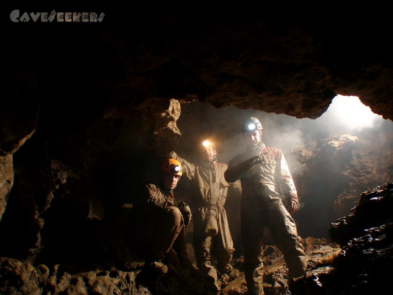 Pumperhöhle: Aufrecht: Die Schlammsturmtruppe Nord-Ost. Beachtenswert: Der dicke Sack in der Bildmitte.