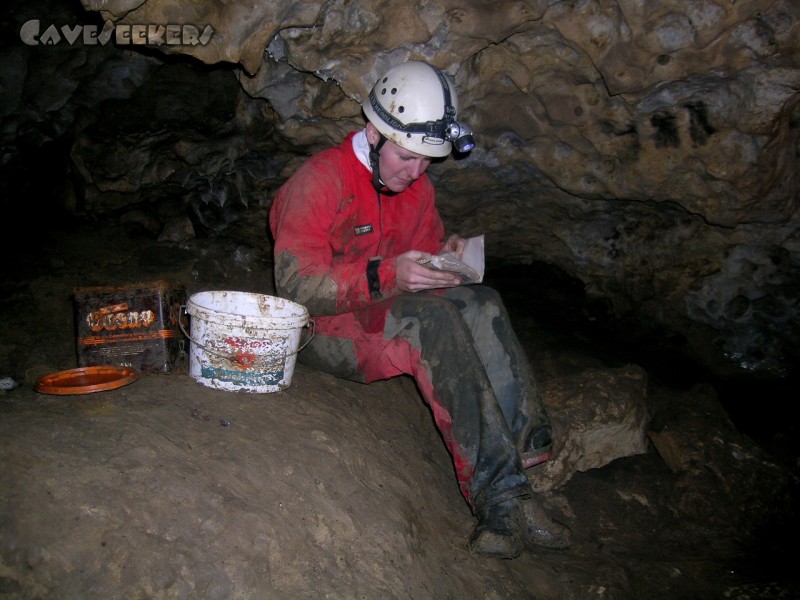 Pumperhöhle: Bestürzung ob des traurigen Zustandes des Höhlenbuches. Offenbar gelegt von einem Höhlenbuchauslegehobbyisten.