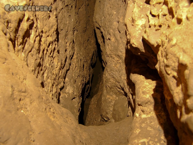 Pumperhöhle: Der Spalt nach unten.