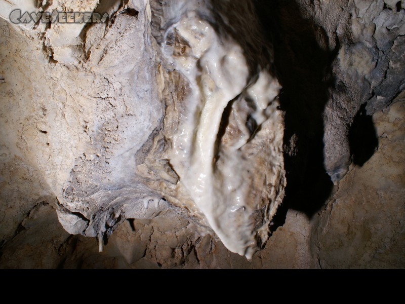 Räuberhöhle: Ein wenig aktiver Sinter in der großen Halle.