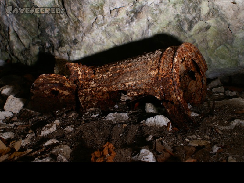 Räuberhöhle: Hierbei handelt es sich nicht um einen Gasmaskenbehälter aus dem ersten Weltkrieg. Nein, es handelt sich um einen Gasmaskenbehälter aus dem zweiten Weltkrieg.