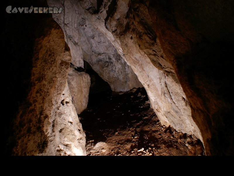 Räuberhöhle: Der verwinkelte Anfangsschluf des oberen Eingangs.