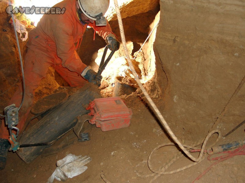 Randdesacker Erdfall: Arbeiten an der Bombe.