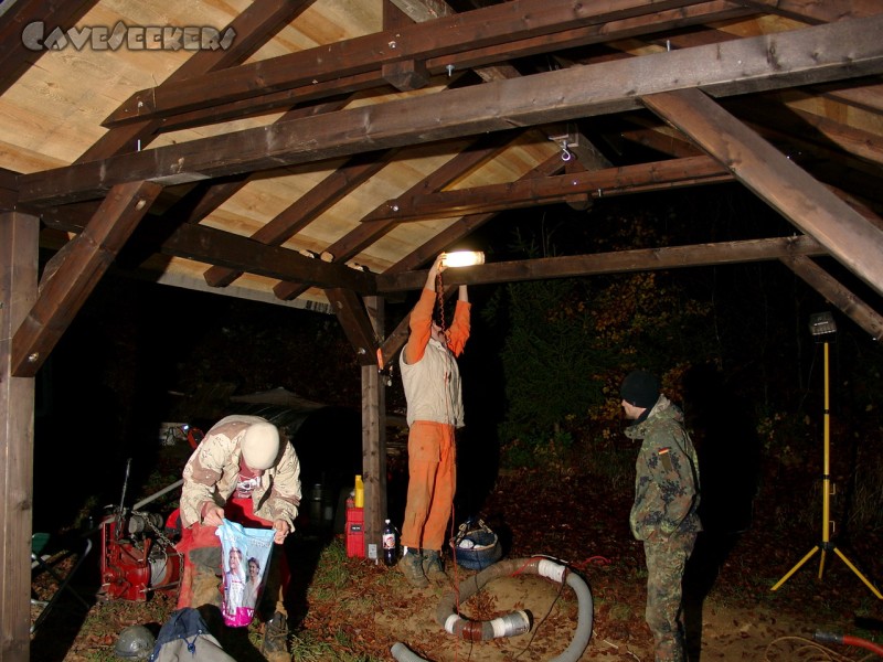 Randdesacker Erdfall: Kleiner Mann ganz Groß - beim Installieren der Abbau-Not-Beleuchtung.