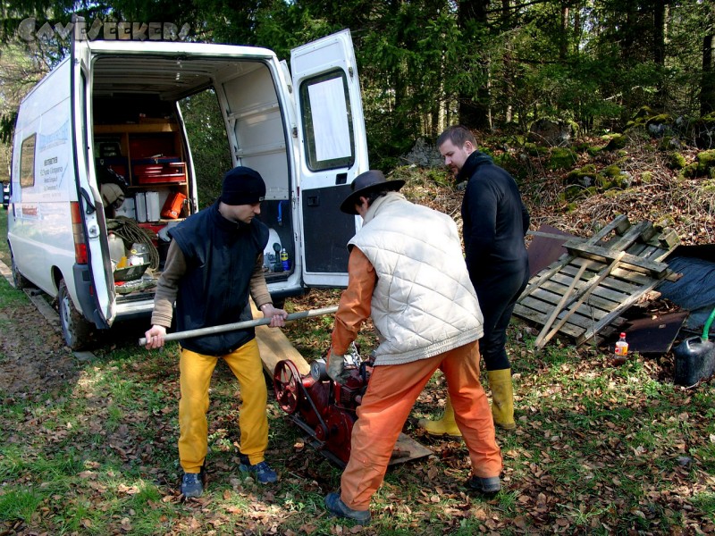 Randdesacker Erdfall: Nach dem Ã–lwechsel: Starke MÃ¤nner bereiten die Seilwinde fÃ¼r den Wiederanlauf vor.