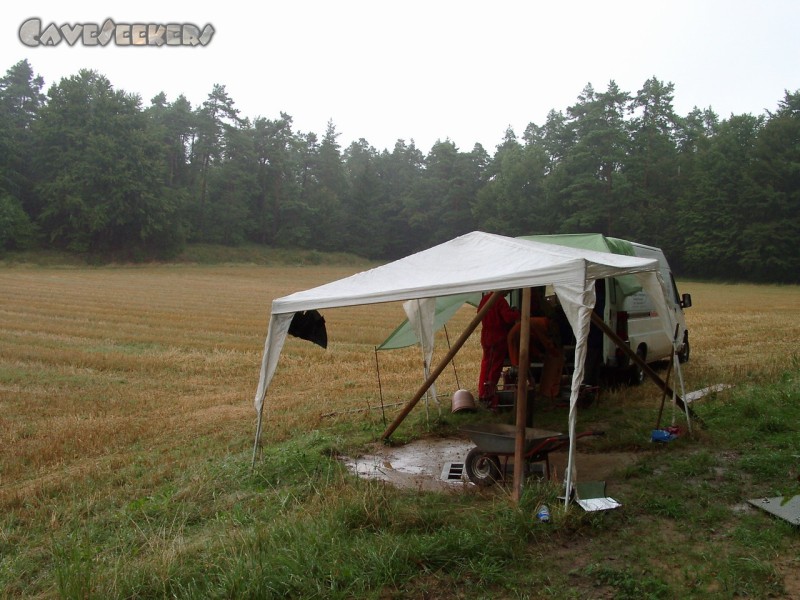 Randdesacker Erdfall: Beneidenswert: Alte Säcke im Regen.