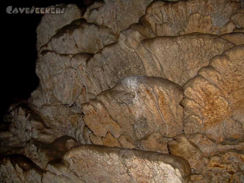 Red Flute Cave: Entsteht, wenn die Wassertropfen mit sehr hoher Geschwindigkeit am Tropfstein auftreffen.