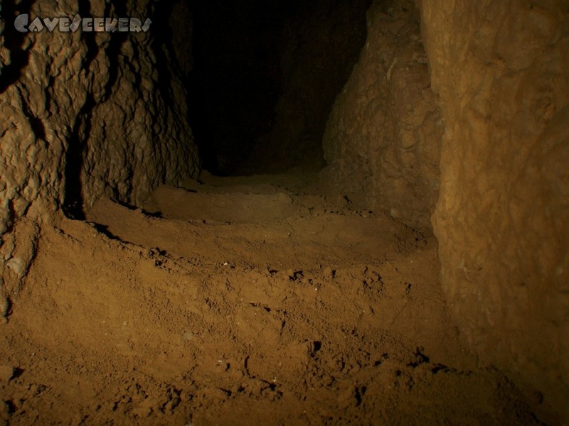 Rennerfelshöhle: Stufenbildung vorm Ende.