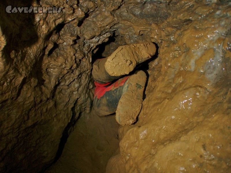 Rennerfelshöhle: Herr Bugelmüller beim Ausschlufen durch die Einstiegsengstelle.