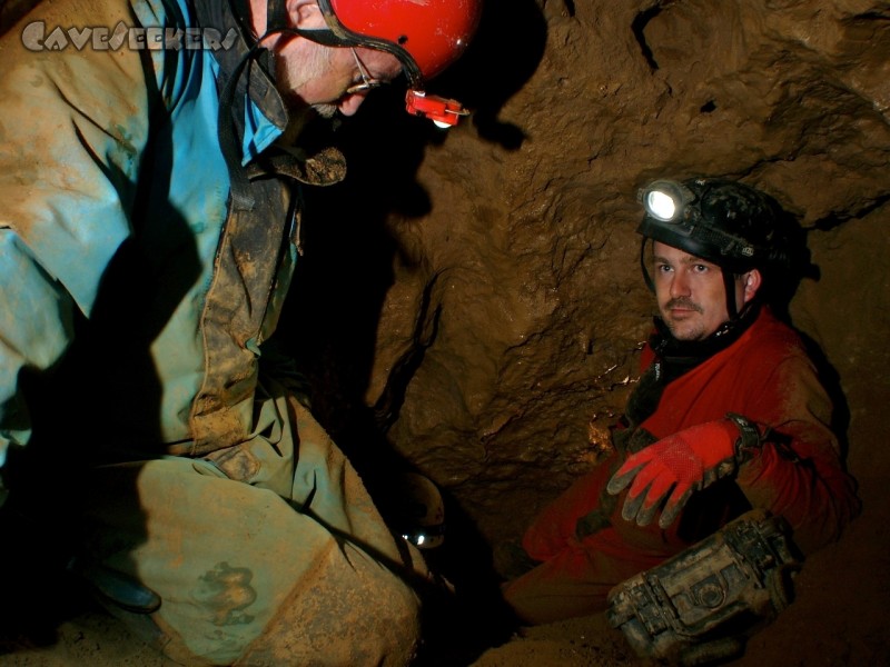 Rennerfelshöhle: Betont lässig: Die Herren Christiansen und Bugelmüller an schwarzer Pelibox.