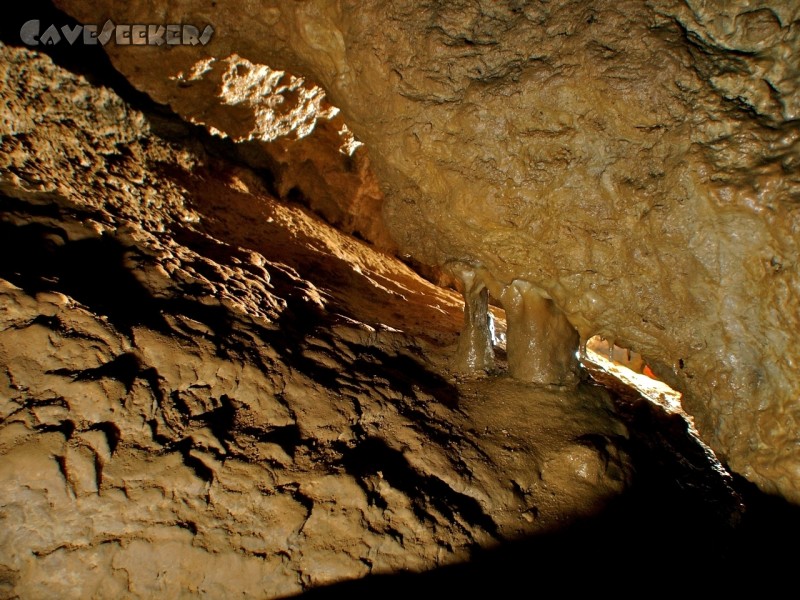 Rennerfelshöhle: Massig Sinter im oberen Bereich des Lochs. Man beachte die weitere Engstelle, durch welche...