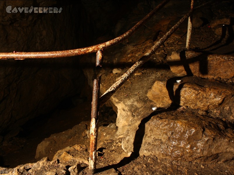 Rosenmüllerhöhle: Gänzlich verottete Metalleinbauten.