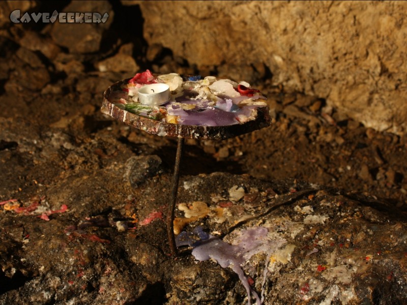 Rosenmüllerhöhle: Kerzen auf Podest.