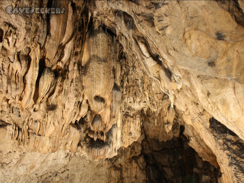 Rosenmüllerhöhle: Recht anständiger Sinterbehang an der Decke.