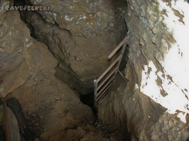 Rostnagelhöhle: Direkt hinter der Tür gehts abwärts.