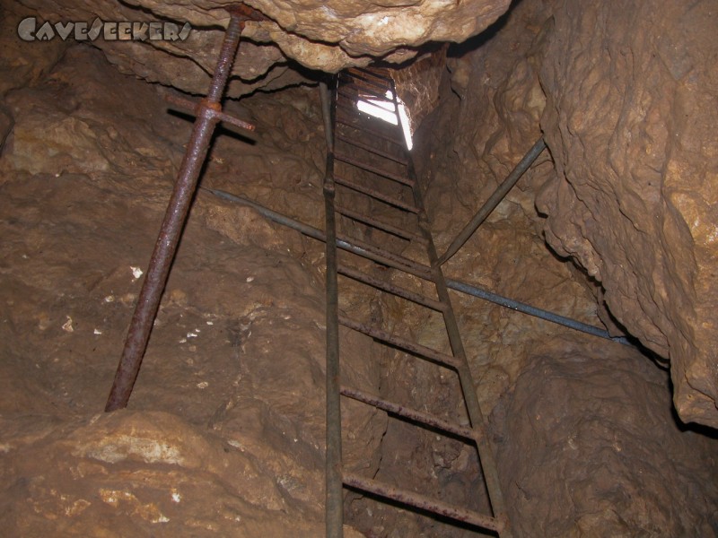 Rostnagelhöhle: Einstieg von Unten.