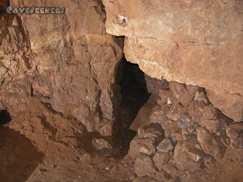 Rostnagelhöhle: Reste einer ungenehmigten Fremdgrabung im Eingangsbereich.