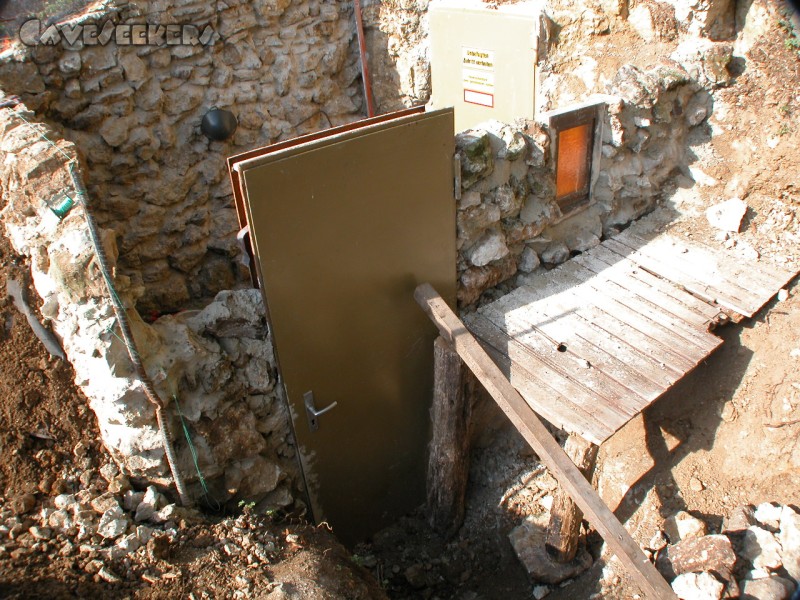 Rostnagelhöhle: Stabile Türen werden meißt von aussen gestützt.