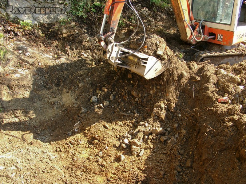 Rostnagelhöhle: Ausheben des Festplatzes.