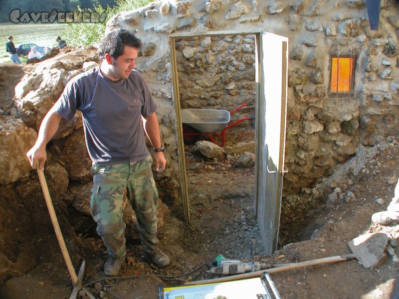 Rostnagelhöhle: Historischer Moment: Zum ersten Mal kann die Tur zu 90 Grad geoffnet werden. Dies war aber noch nicht genug. Wipplinger wollte mehr.