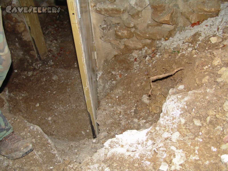 Rostnagelhöhle: Etwa 3 Stunden spater: Der endgulige Offnungswinkel der Tur. Viel Blut ward vergossen.