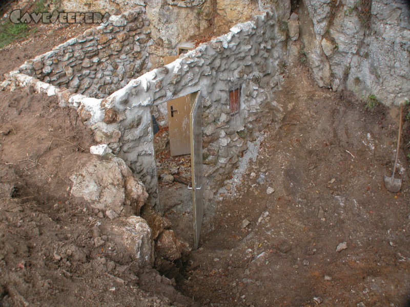 Rostnagelhöhle: Zwei halboffene Turen.
