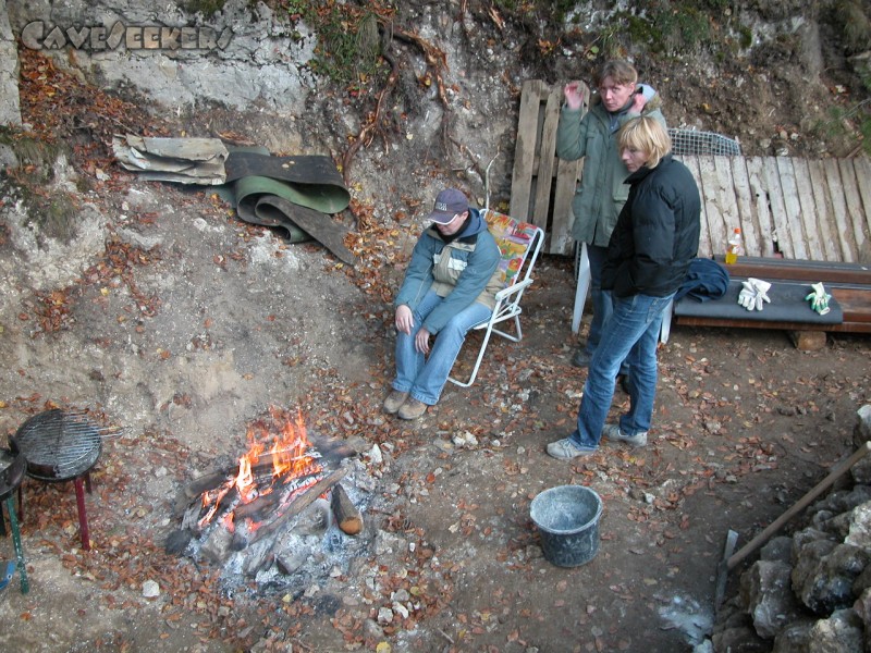 Rostnagelhöhle: Nach Sonnenuntergang im Biergarten: Stimmung frostig.