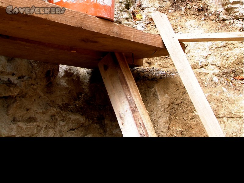 Rostnagelhöhle: Sicherheitstechnisch eindwandfreier Gerüstbau. Es stehen kaum Nägel aus dem Holz und die Stabilität läßt kaum zu wünschen.