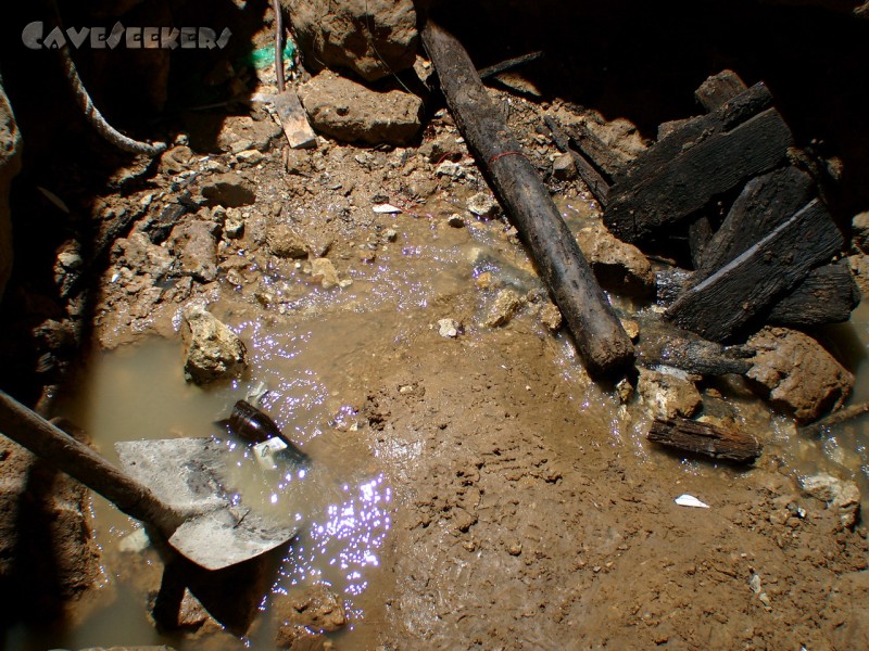 Rostnagelhöhle: Reißender Sturzbach im Loch.