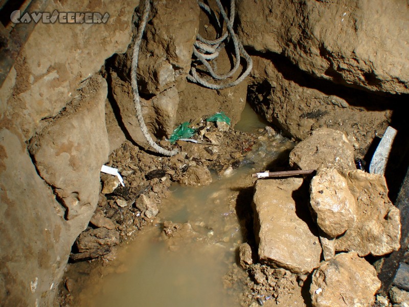 Rostnagelhöhle: Nachdem der Höhlenforscher fachmännisch ein paar Steine verlegt hat, fließt der Strom in ein anderes Loch. Unfassbar!