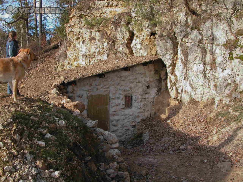 Rostnagelhöhle: Die Hande in den Taschen. Hund davor - zwecks Tarnung.
