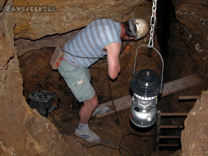 Rostnagelhöhle: Bergfachmännisch mit Helm und festem Schuhwerk: Herr Klampfl.