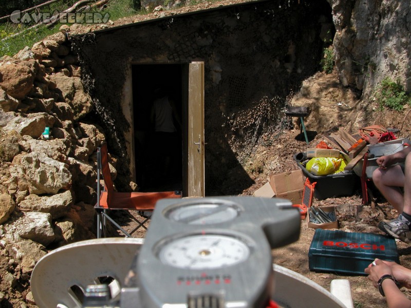 Rostnagelhöhle: Vermessen des Aussenareals.